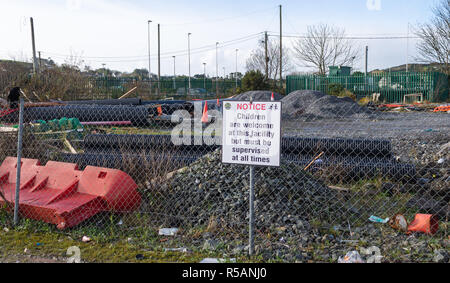 Schwarz auf Weiß Zeichen, das heißt Kinder auf eine Baustelle. Stockfoto