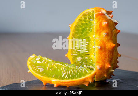 Obst Kivano Melone auf Holz- Hintergrund. Close Up. Stockfoto