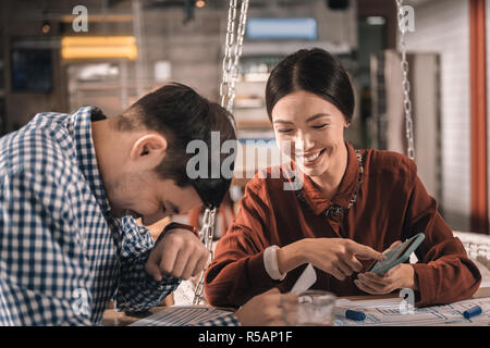 Der Mann und die Frau lacht über die Präsentation des Projekts Stockfoto