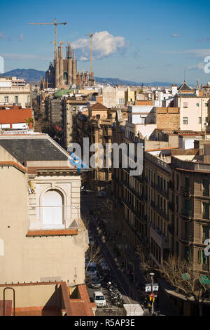 Die Sagrada Familia, die Aussicht von der Dachterrasse des Casa Mila, Barcelona Stockfoto