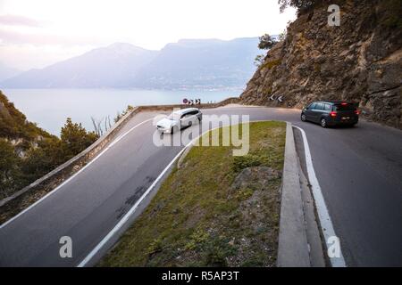 Blick auf den einzigartigen und berühmten Strada della Forra Scenic Road an der Höhlen von Pieve Tremosine zu Stockfoto