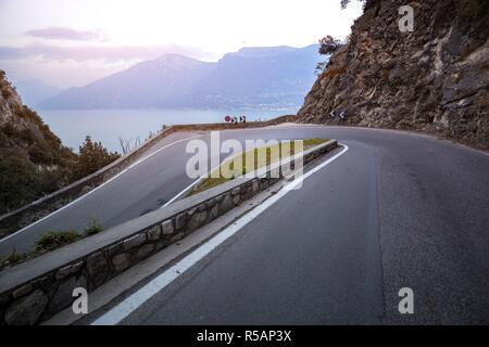 Blick auf den einzigartigen und berühmten Strada della Forra Scenic Road an der Höhlen von Pieve Tremosine zu Stockfoto