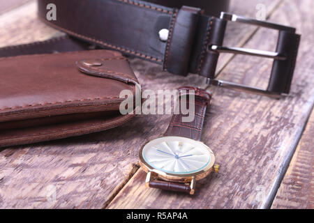 Set der Männer Zubehör für das Geschäft mit Leder Gürtel, Portemonnaie, Uhr und Rauchen Rohr auf einer hölzernen Hintergrund. Der Begriff Mode und Reisen Stockfoto