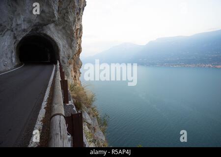 Tonnel auf der einzigartigen und berühmten Strada della Forra Scenic Road an der Höhlen von Pieve Tremosine zu Stockfoto