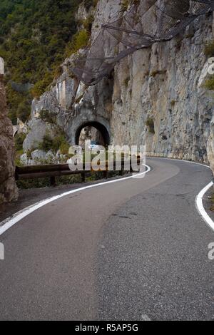 Tonnel auf der einzigartigen und berühmten Strada della Forra Scenic Road an der Höhlen von Pieve Tremosine zu Stockfoto