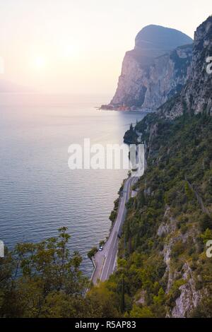 Blick auf den einzigartigen und berühmten Strada della Forra Scenic Road an der Höhlen von Pieve Tremosine zu Stockfoto