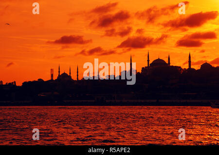 Die Silhouetten der Hagia Sophia und die Blaue Moschee bei Sonnenuntergang. Klassische Ansicht von Istanbul. Stockfoto