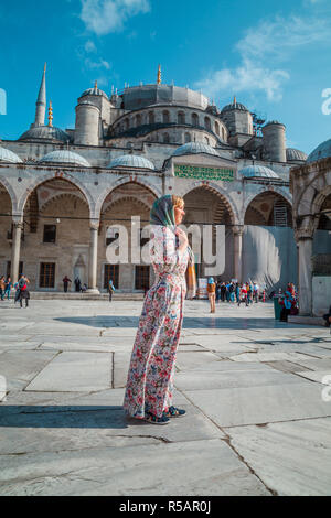 Das Mädchen genießt die Aussicht ist herrlich blaue Moschee. Istanbul, Türkei - September, 28 - 2018. Stockfoto