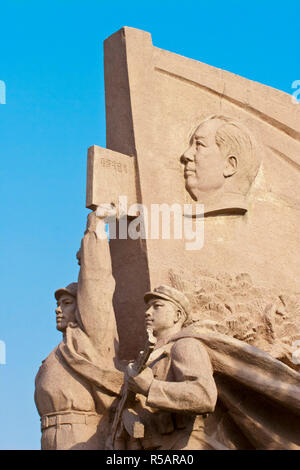 China, Peking, Platz des Himmlischen Friedens, den Vorsitzenden Mao und die Gedanken des Vorsitzenden Mao rote Buch über die Skulptur in der Nähe des Mausoleum von Mao Zedong Stockfoto