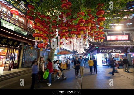 Laternen hängen in Yuyuan Basarviertel in der Nacht, Shanghai, China Stockfoto