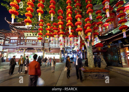 Laternen hängen in Yuyuan Basarviertel in der Nacht, Shanghai, China Stockfoto