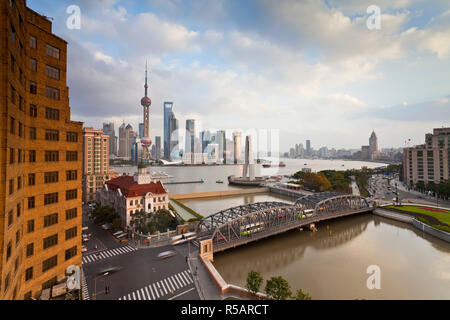 Neue Skyline von Pudong; Waibaidu (Garten) Brücke; Blick über den Huangpu Fluss aus dem Bund, Shanghai, China Stockfoto
