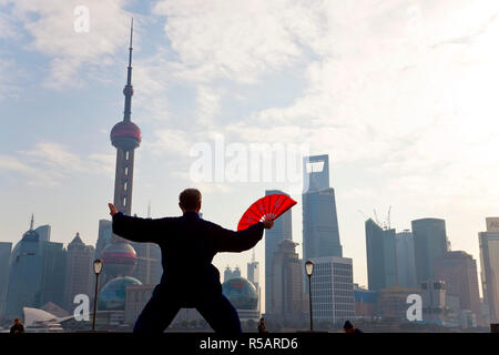 Üben von Tai Chi mit Ventilator und Skyline von Pudong, am frühen Morgen, Shanghai, China Stockfoto