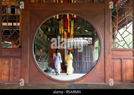 Frauen, die in der traditionellen chinesischen Kleid; Wuhou Tempel; Chengdu, Sichuan, China Stockfoto