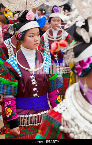 Schwarze Miao Mädchen tanzen am Festival, Kaili, Guizhou Provinz, China Stockfoto