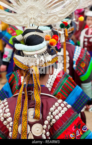 Schwarze Miao Mädchen tanzen am Festival, Kaili, Guizhou Provinz, China Stockfoto