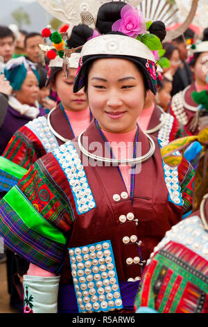 Schwarze Miao Mädchen tanzen am Festival, Kaili, Guizhou Provinz, China Stockfoto