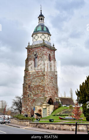 Blick auf die pepperpot Kirchturm in der kleinen historischen Stadt Upton-Upon-Severn, Worcestershire, Großbritannien im Winter Stockfoto