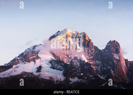 Unglaublich bunten Sonnenuntergang auf der Aiguille Verte Peak in den Französischen Alpen. Monte Bianco, Mont Blank Massiv, Frankreich. Landschaftsfotografie Stockfoto