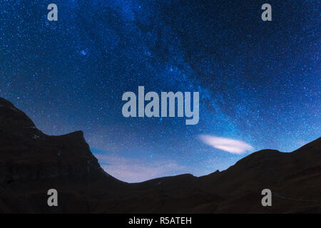 Unglaubliche Nacht Blick auf die Milchstraße im blauen Himmel. Schweizer Alpen, Schweiz. Landschaft Astrofotografie Stockfoto