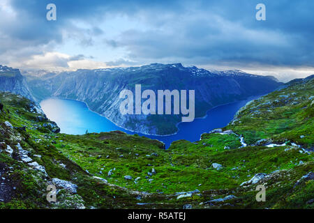 Panorama der Ringedalsvatnet See in der Nähe der Trolltunga Rock - die meisten spektakulären und berühmten szenischen Klippe in Norwegen Stockfoto