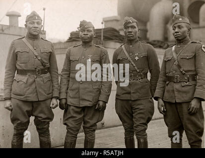 WW ich Fotos - Farbig/Afrikanische amerikanische Truppen - Farbige Offiziere der 366 Infanterie wieder auf Aquitania Ca. 1917-1918 Stockfoto