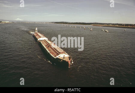 Columbia River Barge und eine Flottille von kleinen Fischen Boote Mt. Hood ist im Hintergrund 05/1973 Stockfoto