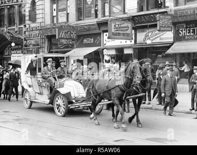 Die gaslose Sonntag hat produktiv für eine gute Idee, mindestens. Es war notwendig, Gepäck von der Schiene - Straße Terminal an der New York Hippodrome und keine Wagen oder Lkw zu tragen waren vorhanden. Die Idee der hitching zwei Pferde zu einem Auto wurde zu verwenden und die New Yorker wurden zu einem die meisten Roman Sicht behandelt, und das Benzin Edikt wurde strikt eingehalten. Stockfoto