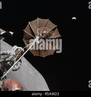 (13 Dezember 1972) --- Masse wird in der weit entfernten Hintergrund über die High-gain-Antenne des Lunar Roving Vehicle auf diesem Foto durch Wissenschaftler getroffen - Astronaut Harrison H. Schmitt während des dritten Apollo 17 Extra Vehicular Activity (EVA) der Taurus-Littrow Landeplatz. Stockfoto