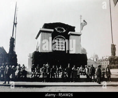 Der Platz wurde früher als 'Peter's Square", nach dem Der Bronzene Reiter Denkmal von Katharina die Große im Jahr 1782 errichtet, die Peter der Große bekannt. 1925 wurde der Ort umbenannt in "ecembrist Square", der 100-Jahrfeier der Decembrist Revolte gegen die imperiale Macht zu markieren. Es ist jetzt als Senats-rock Square" bekannt. Stockfoto