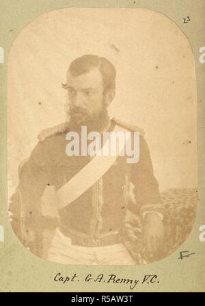 Eine halbe Länge sitzt Porträt, in Uniform, der Kapitän George Alexander Renny (1825-1887), Bengalen Artillerie. Er gewann die VC während der indischen Meuterei. c. 1860. Blasser Druck. [Eiklar drucken]. Quelle: Foto 31/01 (23). Sprache: Englisch. Autor: Unbekannt. Stockfoto