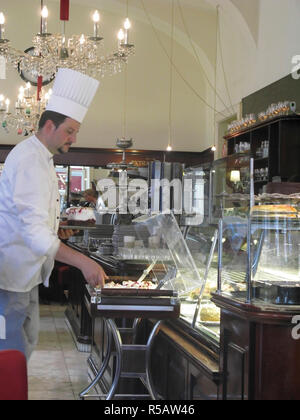 Der Küchenchef mit frischen Lebensmitteln. Cafe Diglas, Wien, Österreich Stockfoto