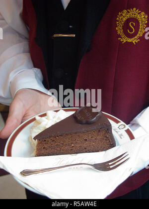 Ein Kellner mit einem Tablett der berühmte Original Sacher Torte Kuchen, Hotel Sacher, Wien, Österreich (PR) Stockfoto