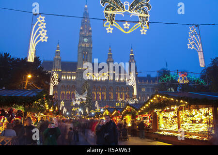 Weihnachtsmärkte, Rathaus (Town Hall), Wien, Österreich Stockfoto
