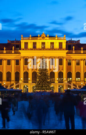 Schloss Schönbrunn & Weihnachtsmarkt leuchtet in der Dämmerung, Schloss Schönbrunn, Wien, Österreich Stockfoto