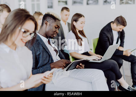 Diverse Büro Menschen arbeiten auf Handys, Mitarbeiter mit Smartphones in der Sitzung, schwere multirassischen Unternehmer und Unternehmerinnen Stockfoto