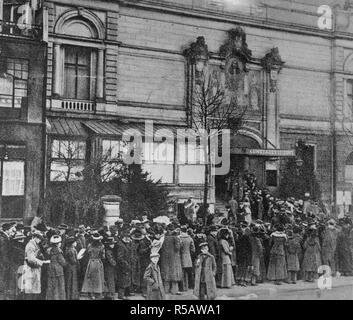 Deutsche Revolution - Wahl in Deutschland. Die Menschenmassen, die kontinuierlich die Umfrage in der Nähe der Potsdamer Palast, Berlin ca. 1919 Stockfoto