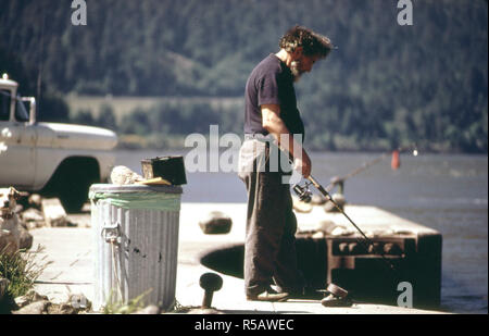 Mann angeln An der Cascade Locks auf dem Columbia River 05/1973 Stockfoto