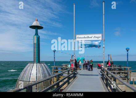 Tauchen Gondel am Pier der Badeort Zingst, Fischland-Darß-Zingst, Mecklenburg-Vorpommern, Deutschland Stockfoto