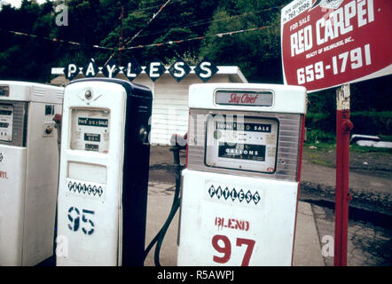 Tankstelle in Portland, Oregon geschlossen wegen eines Mangels an Treibstoff Zuteilung. Es war eine von vielen Stationen geschlossen Während der Ölkrise im Winter 1973-74 05/1974 Stockfoto