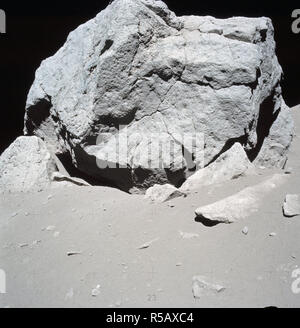 (7-19 Dez. 1972) - - - 70 mm Rahmen verfügt über eine Nahaufnahme eines großen multi-geknackt Boulder von Astronauten Eugene A. Cernan, Commander, und Harrison H. (Jack) Schmitt, Lunar Module pilot entdeckt, während ihres Besuchs in Extra Vehicular Activity (EVA) Station 6. Stockfoto