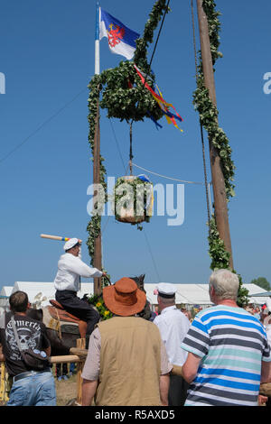 Tonnenabschlagen, traditionellen Folk Festival, Ahrenshoop, Fischland Darß-Zingst, Mecklenburg-Vorpommern, Deutschland Stockfoto