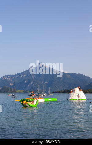 Badende im Wasser park Mondsee, Mondsee, Salzkammergut, Österreich Stockfoto