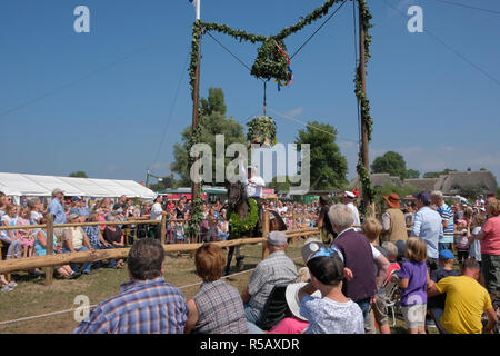 Tonnenabschlagen, traditionellen Folk Festival, Ahrenshoop, Fischland Darß-Zingst, Mecklenburg-Vorpommern, Deutschland Stockfoto