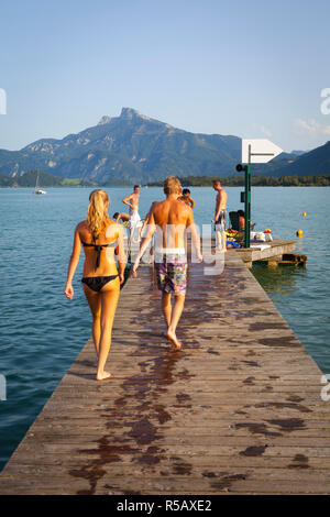 Badende im Wasser park Mondsee, Mondsee, Salzkammergut, Österreich Stockfoto