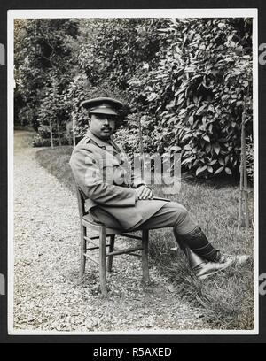 S.h. der Maharadscha von barwani in Frankreich [Lille]. In voller Länge Porträt, in Uniform, im Freien sitzen. Ranjit Singh (1888-1930) war Rana von Barwani 1910-30 und diente in Frankreich im Indischen Korps im Ersten Weltkrieg. 31. Juli 1915. Aufzeichnung der indischen Armee in Europa während des Ersten Weltkrieges. 20, 31, Juli 1915. Gelatine Silber gedruckt. Quelle: Foto 24 / (182). Autor: Dhaka, H. D. Stockfoto