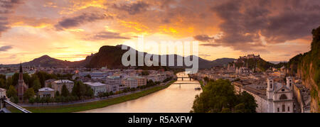 Sonnenaufgang über die Festung Hohensalzburg Fortressover & Alt Stadt, Salzburg, Salzburger Land, Österreich Stockfoto