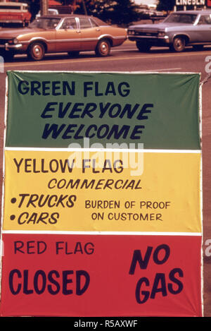 Benzin Händler in Oregon zeigte Zeichen erklären die Flagge während der Ölkrise im Winter 1973-74. Da das Schild sagt die Grüne Flagge bedeutet, dass jeder erhalten kann Gas, das Gelb ist nur für Nutzfahrzeuge und eine rote Fahne bedeutet kein Gas. Diese Station ist in Portland 05/1974 Stockfoto