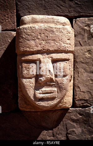 Bolivien, Tiahuanaco Ruinen, Semi-Subterranean Tempel Wand, skulpturalen Stein Tenon-Head Stockfoto