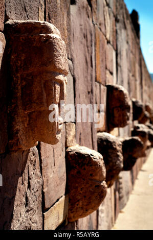 Bolivien, Tiahuanaco Ruinen, Semi-Subterranean Tempel Wand, skulpturalen Stein Tenon-Heads Stockfoto